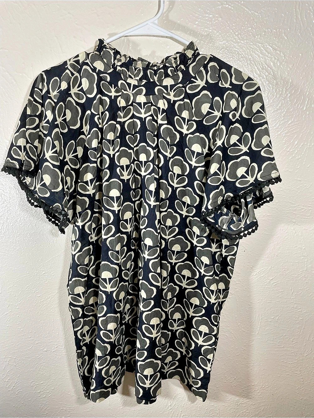 Ivy Jane Floral Tunic in Black & Gray Size Large Like New